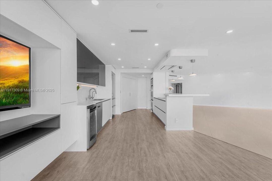 合同活跃: $2,450,000 (3 贝兹, 4 浴室, 2600 平方英尺)