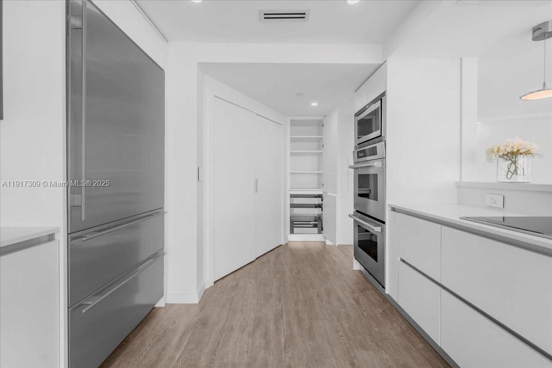 合同活跃: $2,450,000 (3 贝兹, 4 浴室, 2600 平方英尺)