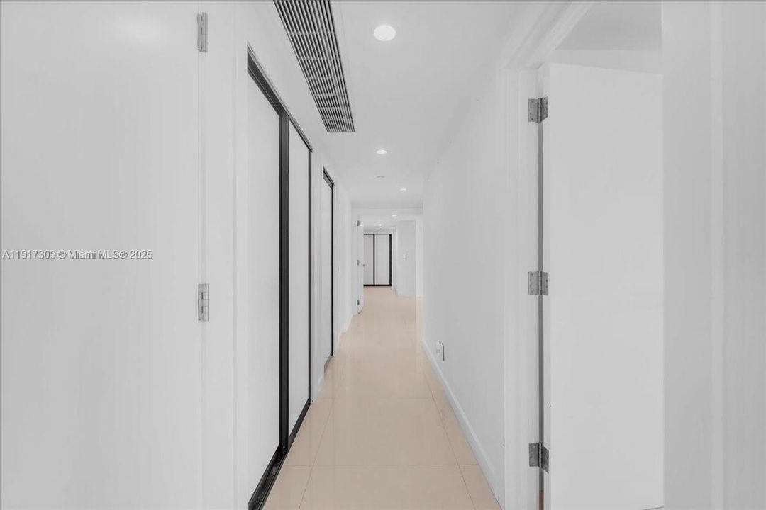 合同活跃: $2,450,000 (3 贝兹, 4 浴室, 2600 平方英尺)