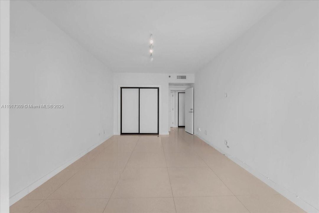 合同活跃: $2,450,000 (3 贝兹, 4 浴室, 2600 平方英尺)