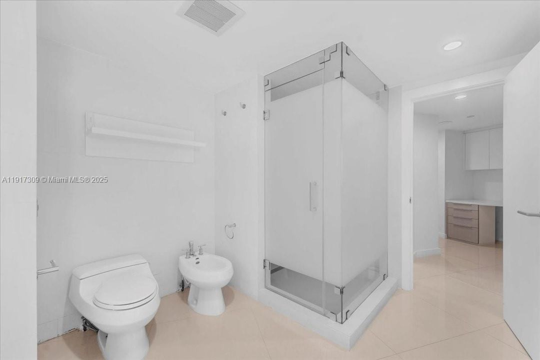 合同活跃: $2,450,000 (3 贝兹, 4 浴室, 2600 平方英尺)