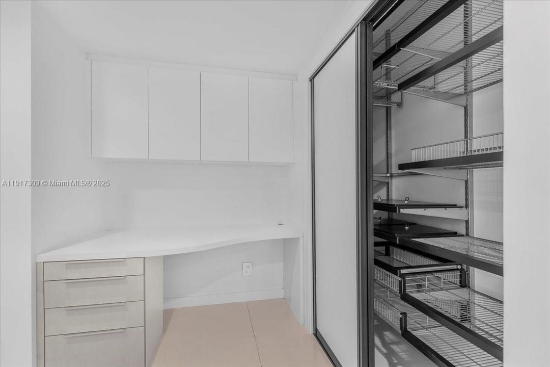 合同活跃: $2,450,000 (3 贝兹, 4 浴室, 2600 平方英尺)