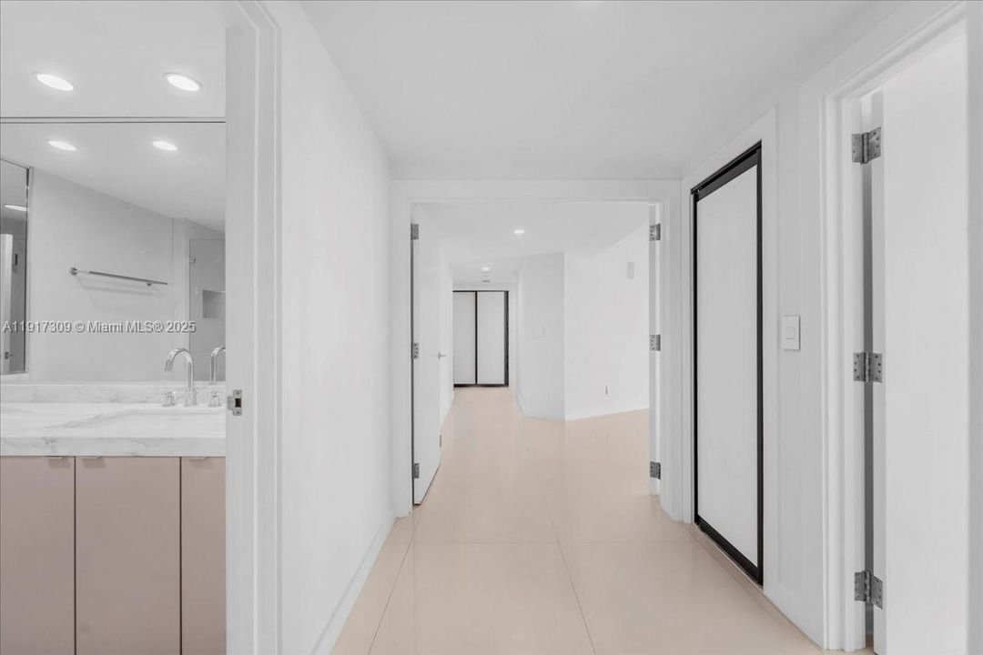 合同活跃: $2,450,000 (3 贝兹, 4 浴室, 2600 平方英尺)