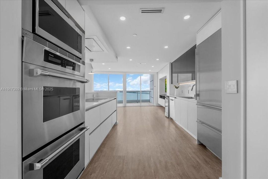 合同活跃: $2,450,000 (3 贝兹, 4 浴室, 2600 平方英尺)