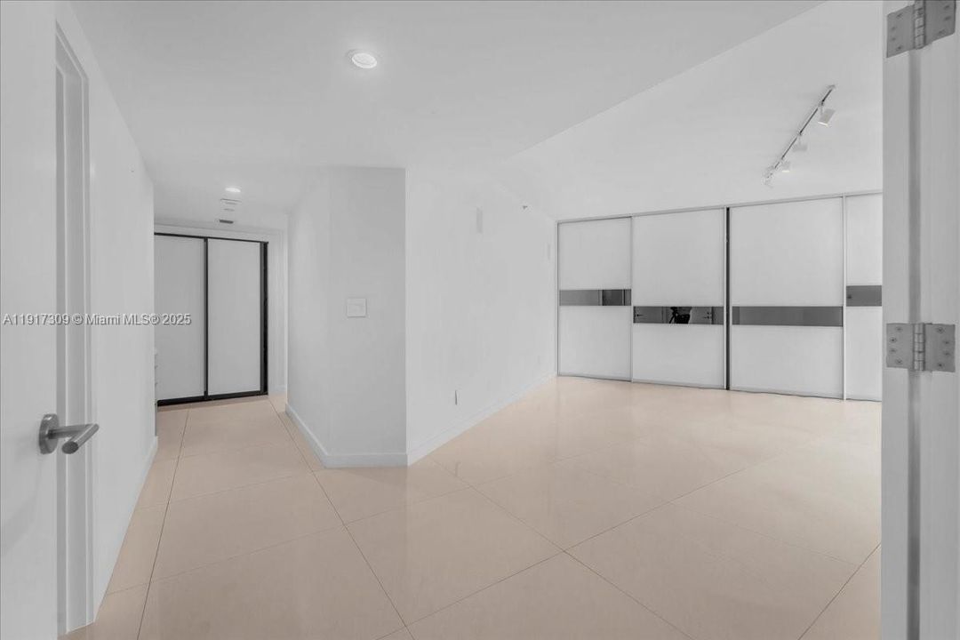 合同活跃: $2,450,000 (3 贝兹, 4 浴室, 2600 平方英尺)