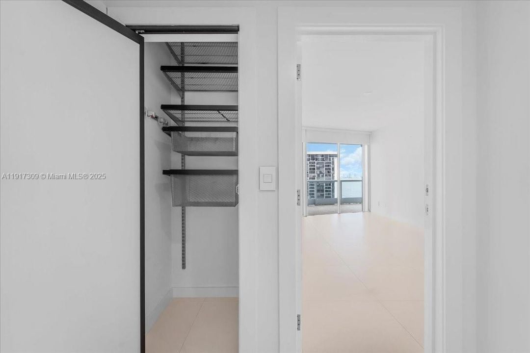 合同活跃: $2,450,000 (3 贝兹, 4 浴室, 2600 平方英尺)