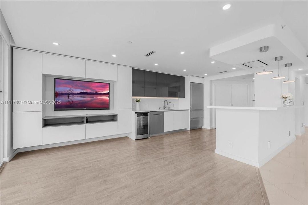 合同活跃: $2,450,000 (3 贝兹, 4 浴室, 2600 平方英尺)