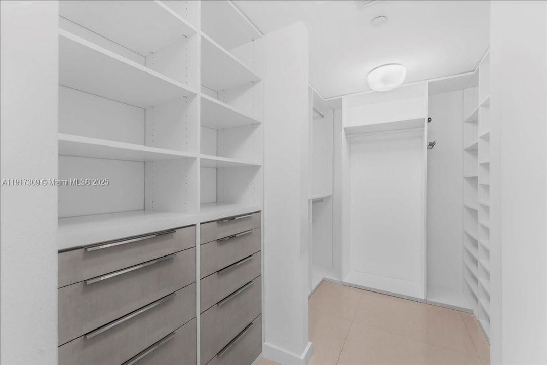 合同活跃: $2,450,000 (3 贝兹, 4 浴室, 2600 平方英尺)