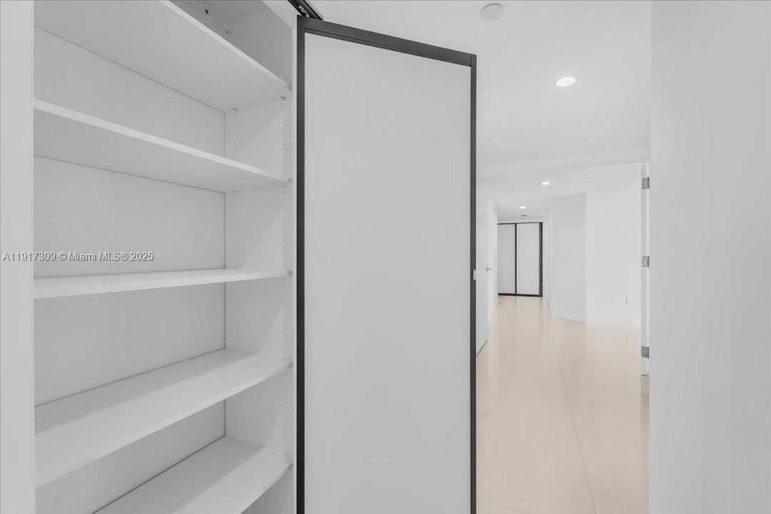 合同活跃: $2,450,000 (3 贝兹, 4 浴室, 2600 平方英尺)