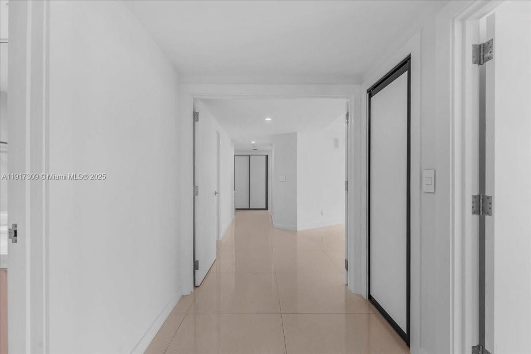 合同活跃: $2,450,000 (3 贝兹, 4 浴室, 2600 平方英尺)