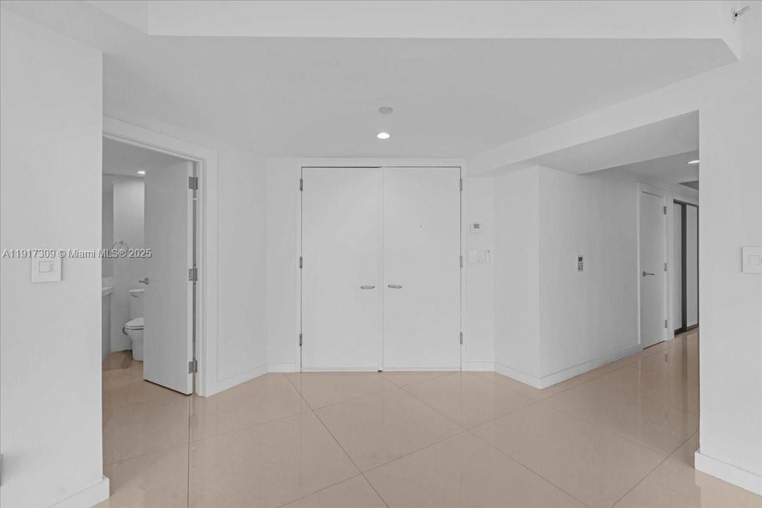 合同活跃: $2,450,000 (3 贝兹, 4 浴室, 2600 平方英尺)