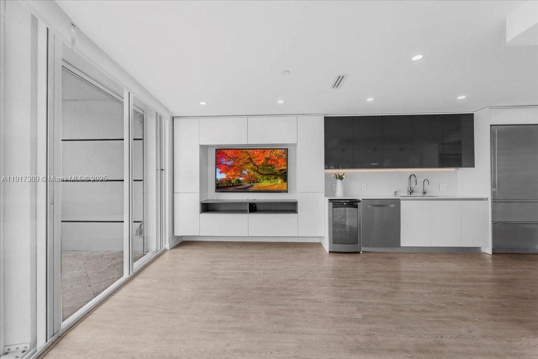 合同活跃: $2,450,000 (3 贝兹, 4 浴室, 2600 平方英尺)