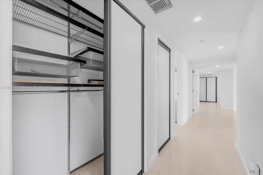 合同活跃: $2,450,000 (3 贝兹, 4 浴室, 2600 平方英尺)