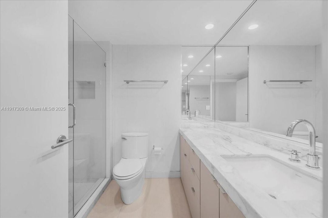 合同活跃: $2,450,000 (3 贝兹, 4 浴室, 2600 平方英尺)