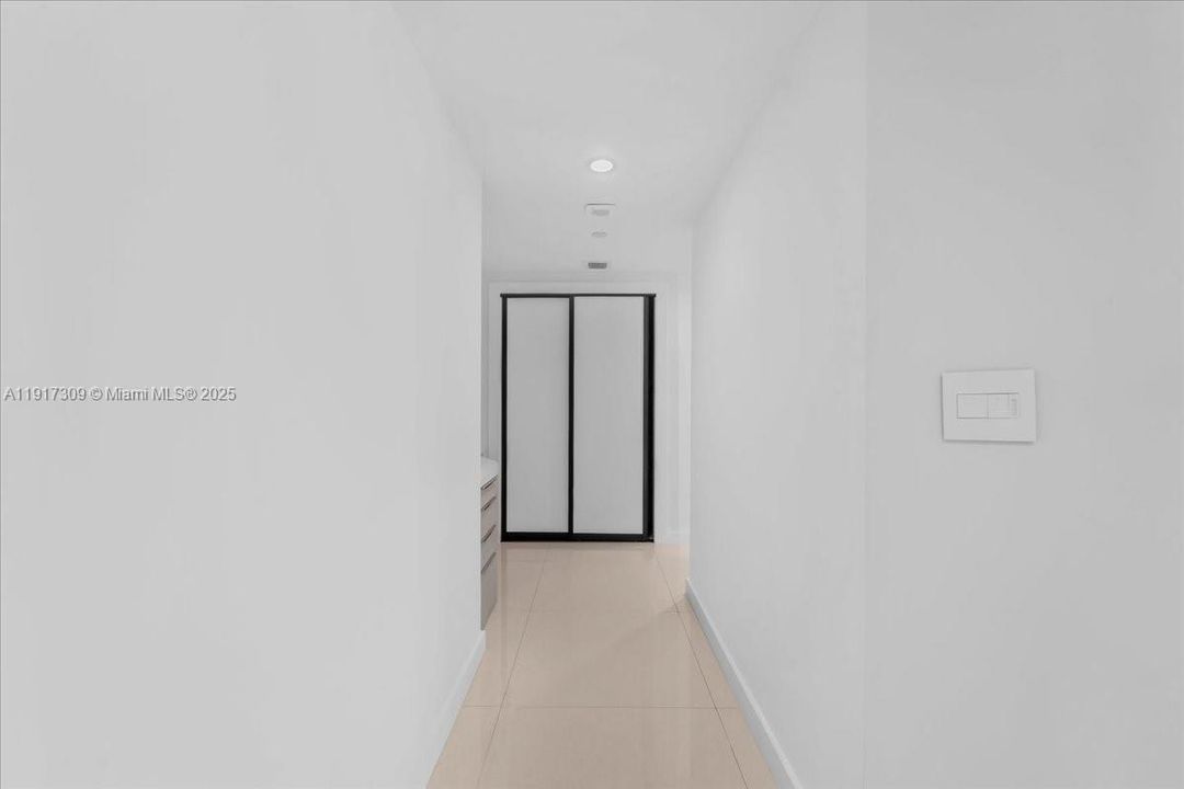 合同活跃: $2,450,000 (3 贝兹, 4 浴室, 2600 平方英尺)