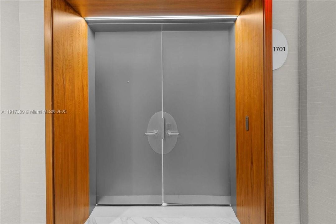 合同活跃: $2,450,000 (3 贝兹, 4 浴室, 2600 平方英尺)