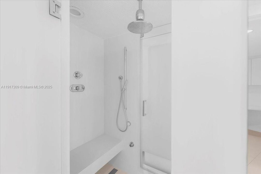 合同活跃: $2,450,000 (3 贝兹, 4 浴室, 2600 平方英尺)