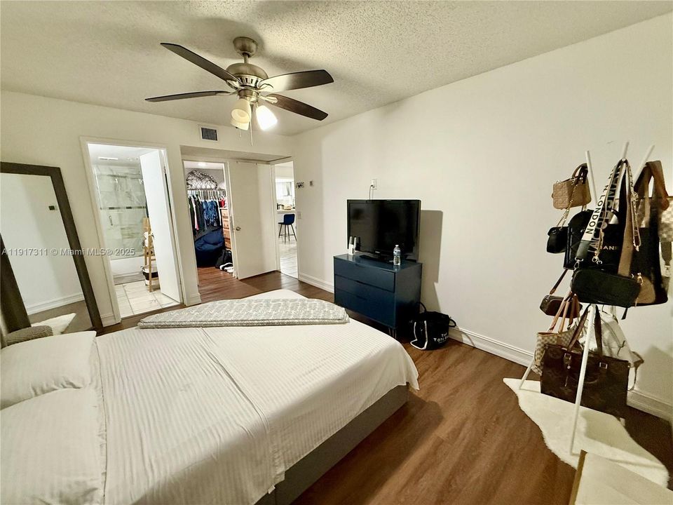 For Sale: $230,000 (3 beds, 2 baths, 1140 Square Feet)