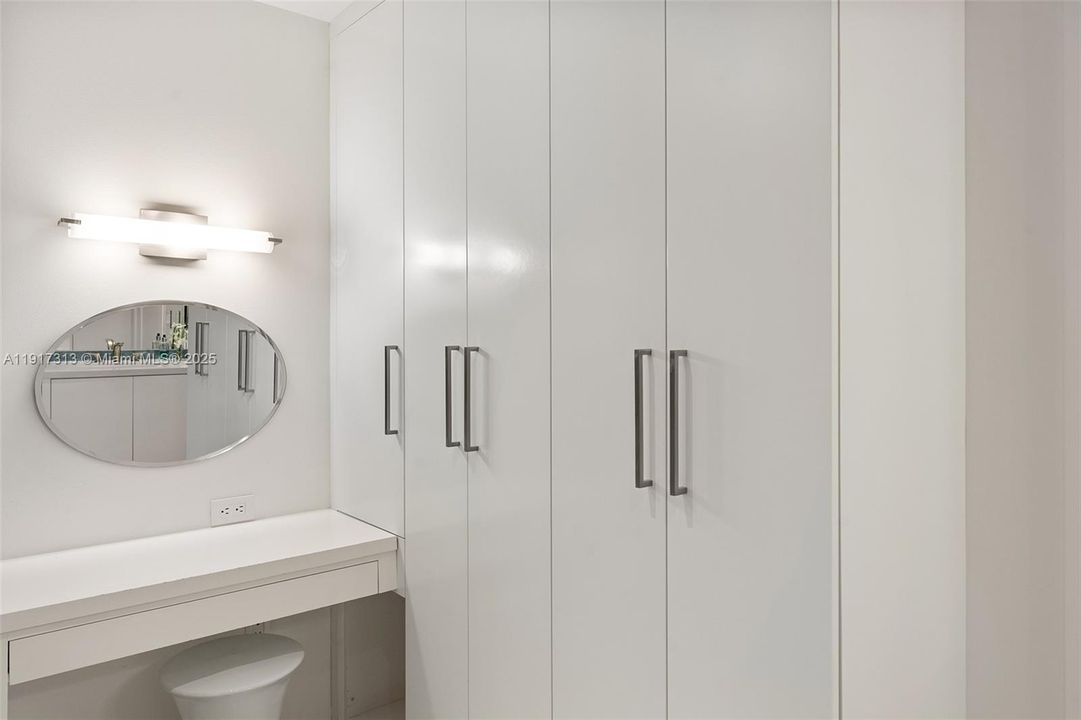 Full Guest Bathroom Dressing room / closets