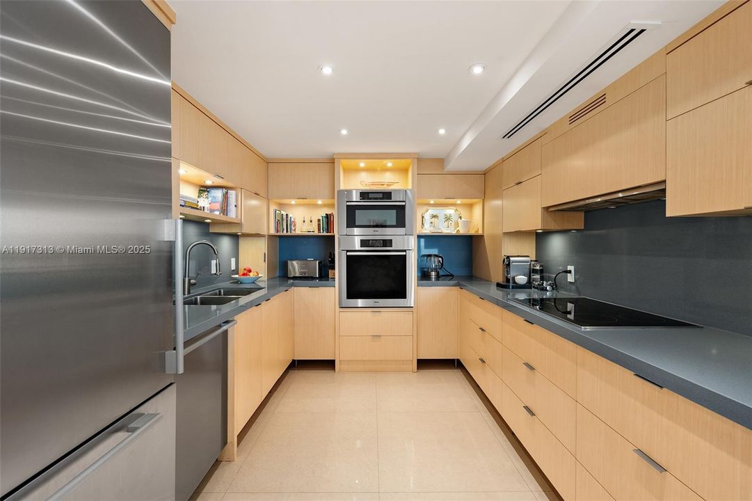 For Sale: $2,995,000 (3 beds, 2 baths, 2424 Square Feet)