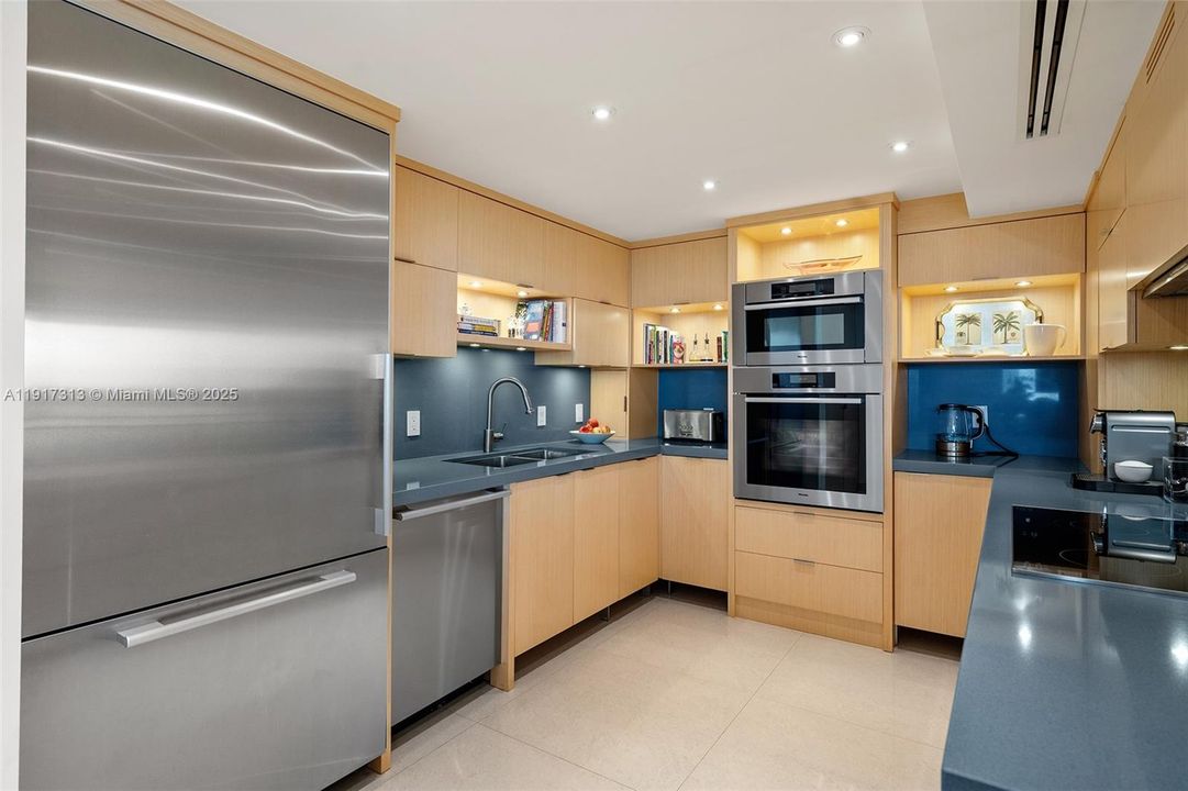 For Sale: $2,995,000 (3 beds, 2 baths, 2424 Square Feet)