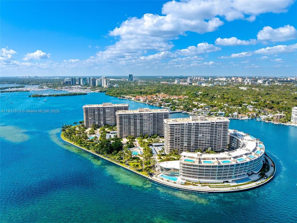 For Sale: $2,995,000 (3 beds, 2 baths, 2424 Square Feet)