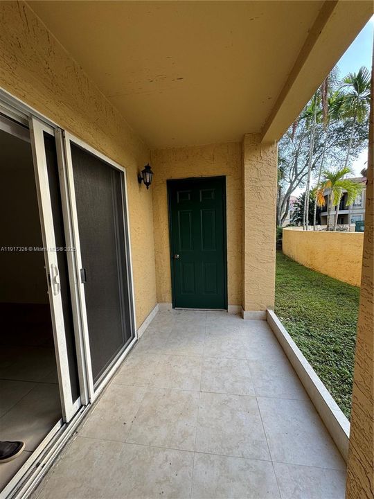 Active With Contract: $2,100 (2 beds, 2 baths, 1000 Square Feet)