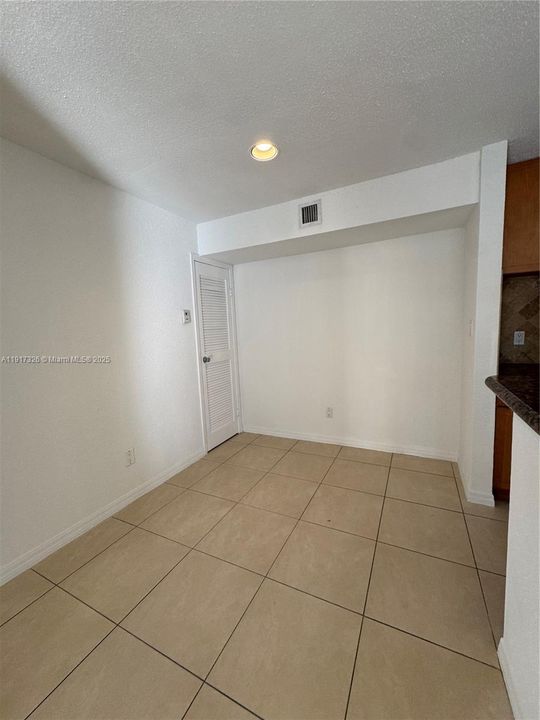 Active With Contract: $2,100 (2 beds, 2 baths, 1000 Square Feet)