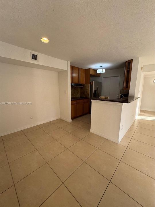 Active With Contract: $2,100 (2 beds, 2 baths, 1000 Square Feet)