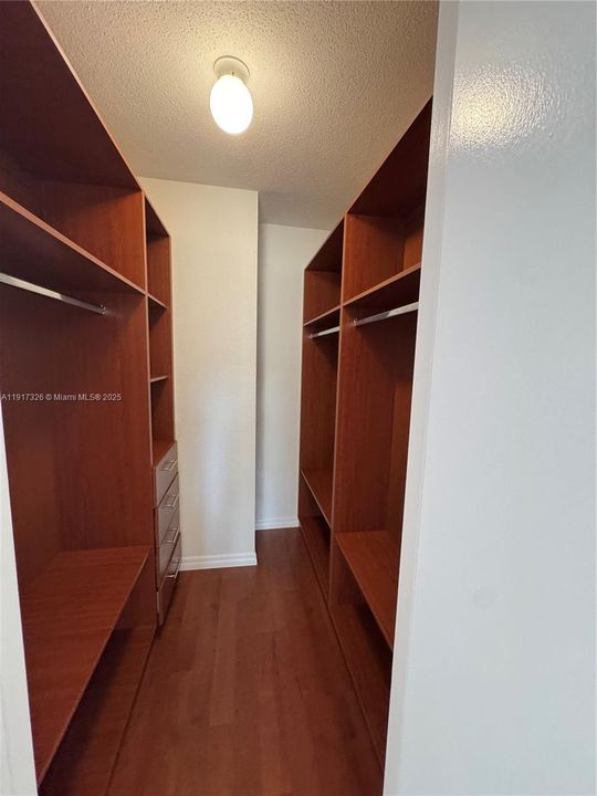 Active With Contract: $2,100 (2 beds, 2 baths, 1000 Square Feet)