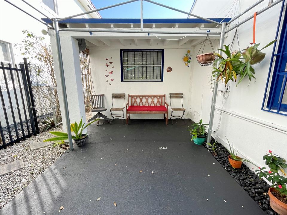 For Rent: $1,300 (0 beds, 1 baths, 1355 Square Feet)