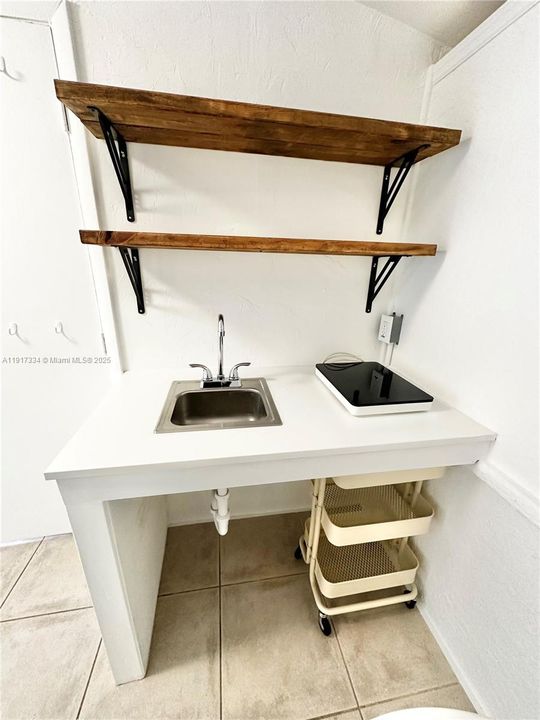 For Rent: $1,300 (0 beds, 1 baths, 1355 Square Feet)