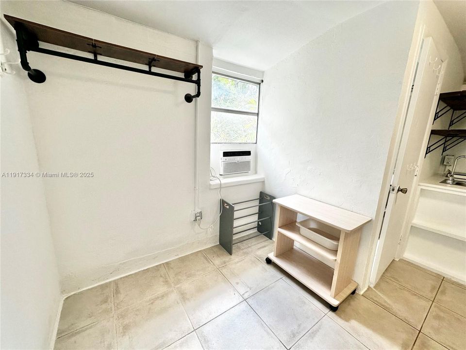 For Rent: $1,300 (0 beds, 1 baths, 1355 Square Feet)