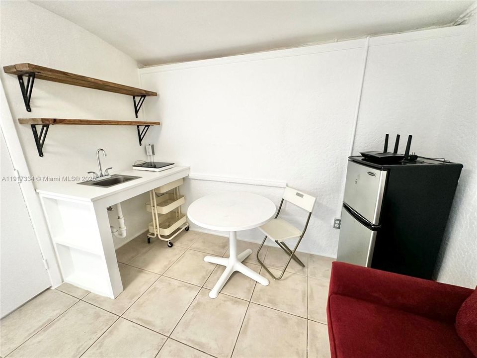 For Rent: $1,300 (0 beds, 1 baths, 1355 Square Feet)