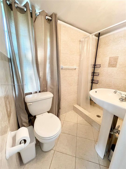 For Rent: $1,300 (0 beds, 1 baths, 1355 Square Feet)