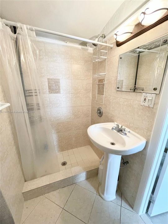 For Rent: $1,300 (0 beds, 1 baths, 1355 Square Feet)