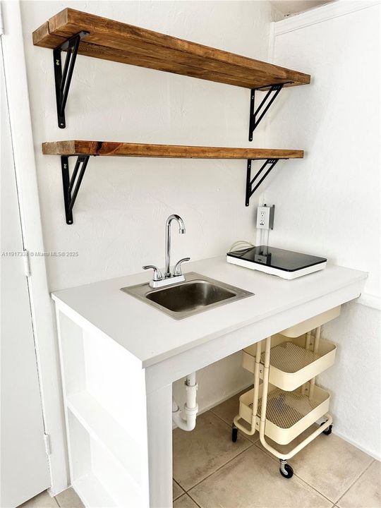 For Rent: $1,300 (0 beds, 1 baths, 1355 Square Feet)