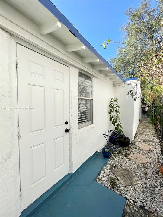 For Rent: $1,300 (0 beds, 1 baths, 1355 Square Feet)