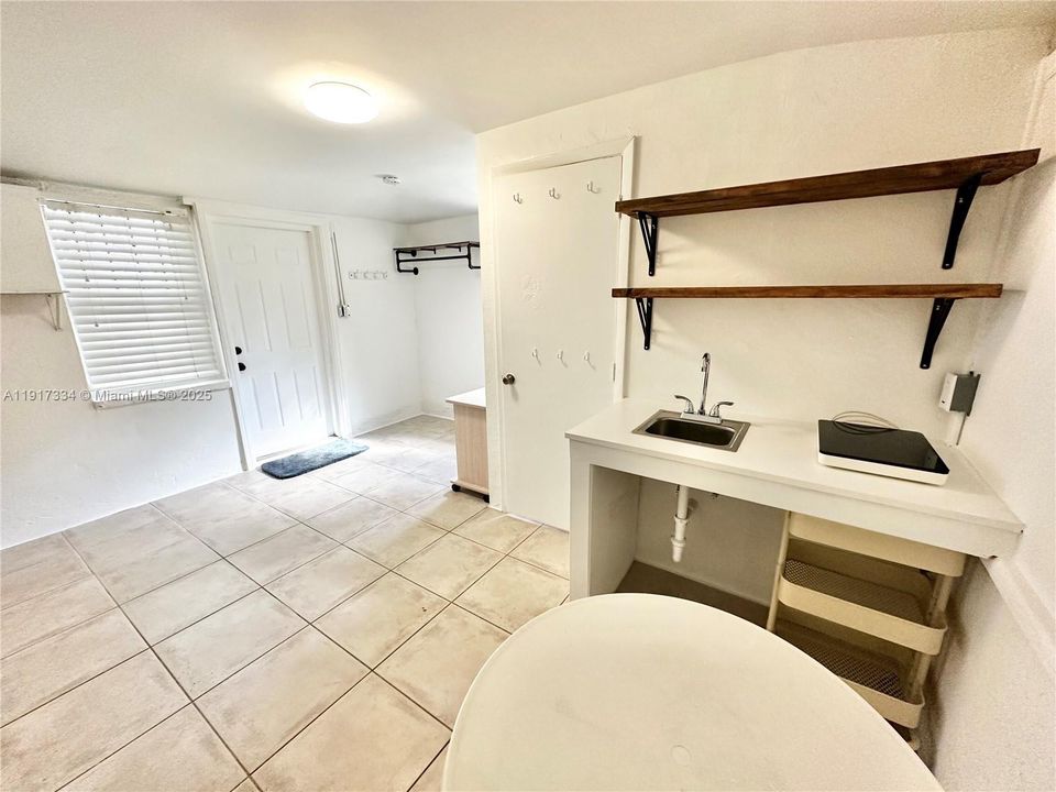 For Rent: $1,300 (0 beds, 1 baths, 1355 Square Feet)