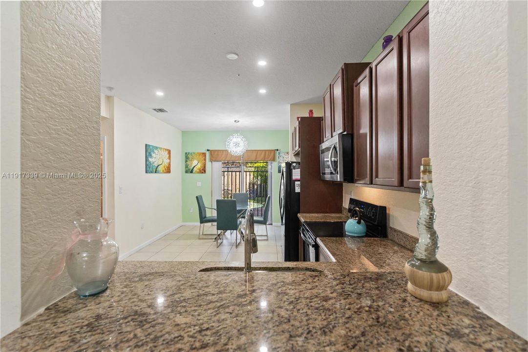 En Venta: $650,000 (4 camas, 3 baños, 2107 Pies cuadrados)