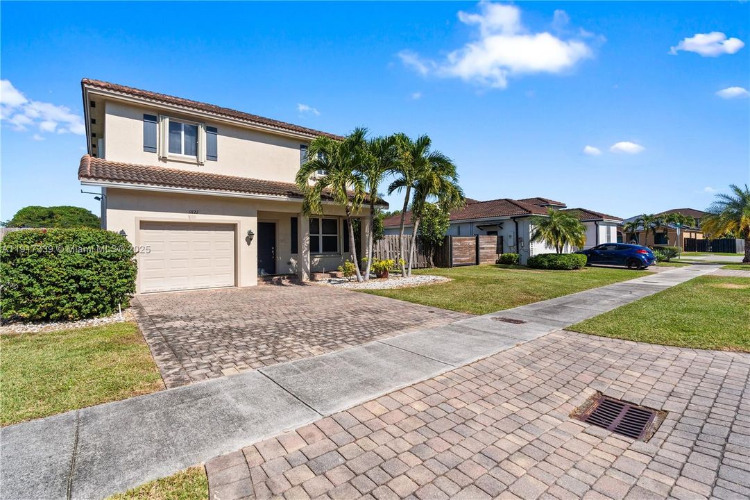 En Venta: $650,000 (4 camas, 3 baños, 2107 Pies cuadrados)