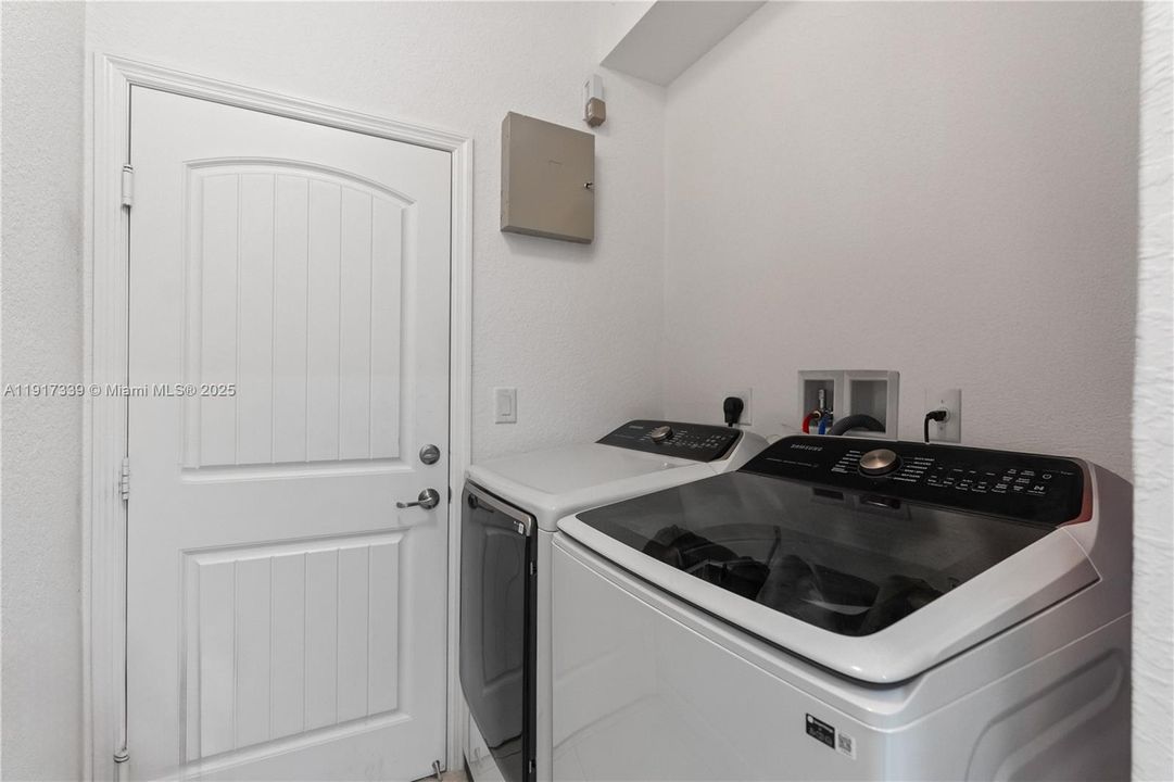 En Venta: $650,000 (4 camas, 3 baños, 2107 Pies cuadrados)