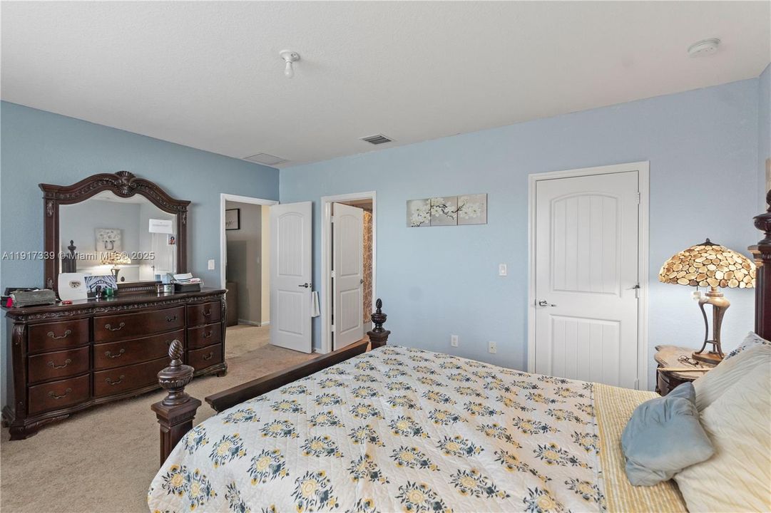 En Venta: $650,000 (4 camas, 3 baños, 2107 Pies cuadrados)