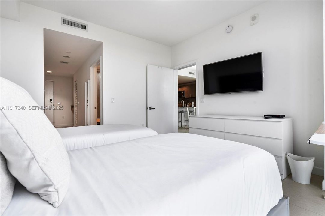 For Sale: $590,000 (2 beds, 2 baths, 1040 Square Feet)