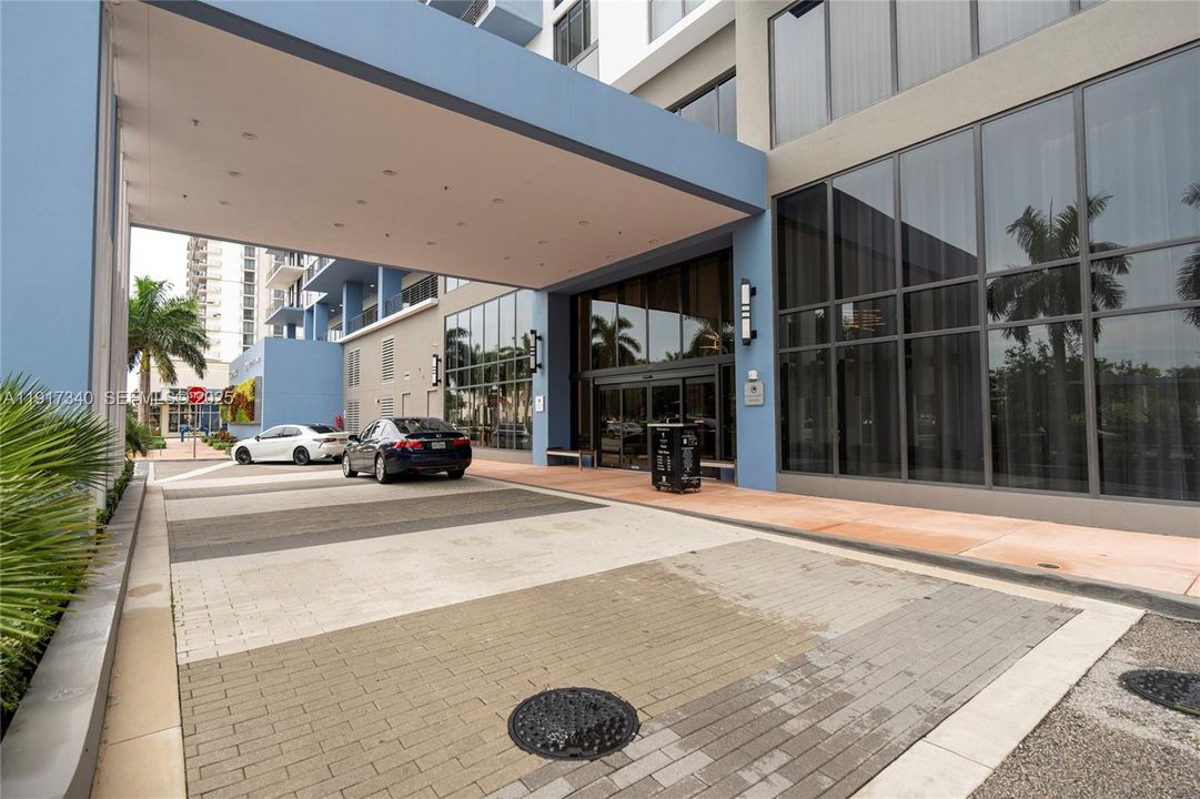 For Sale: $590,000 (2 beds, 2 baths, 1040 Square Feet)