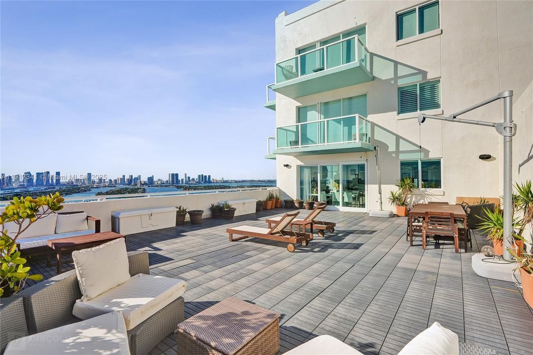 For Sale: $2,999,999 (2 beds, 2 baths, 1456 Square Feet)