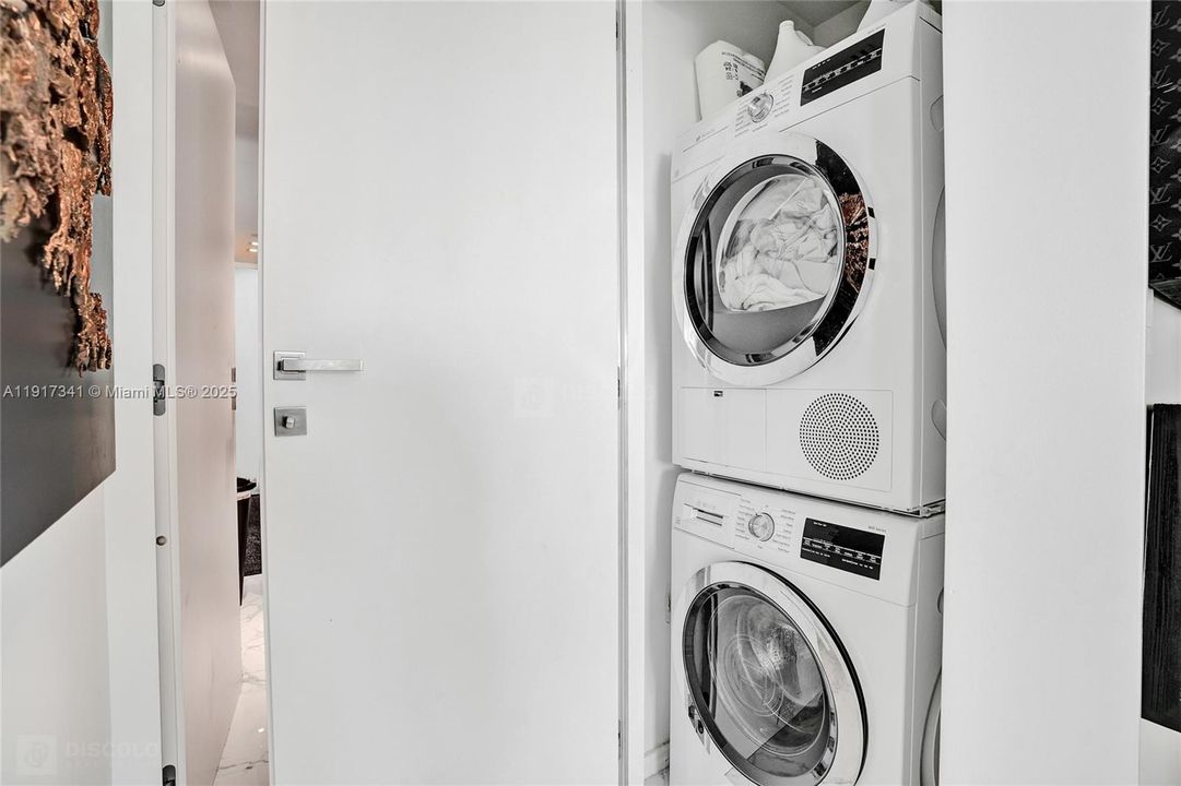 For Sale: $2,999,999 (2 beds, 2 baths, 1456 Square Feet)