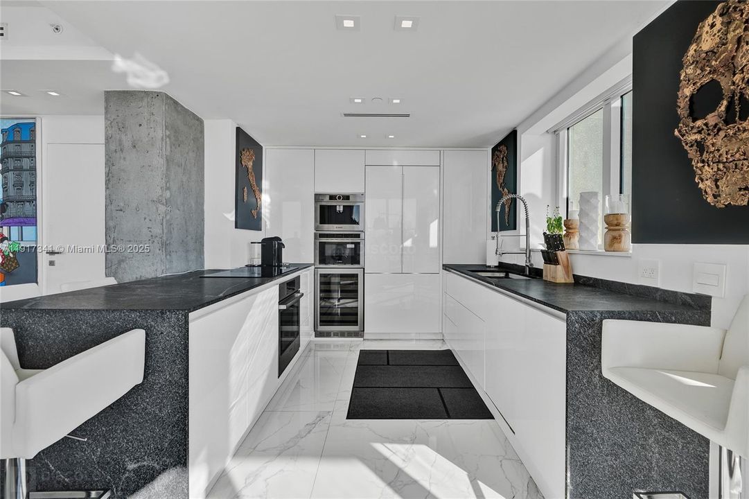 For Sale: $2,999,999 (2 beds, 2 baths, 1456 Square Feet)