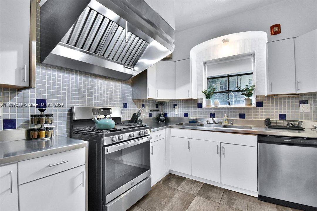 For Sale: $2,900,000 (12 beds, 11 baths, 4689 Square Feet)