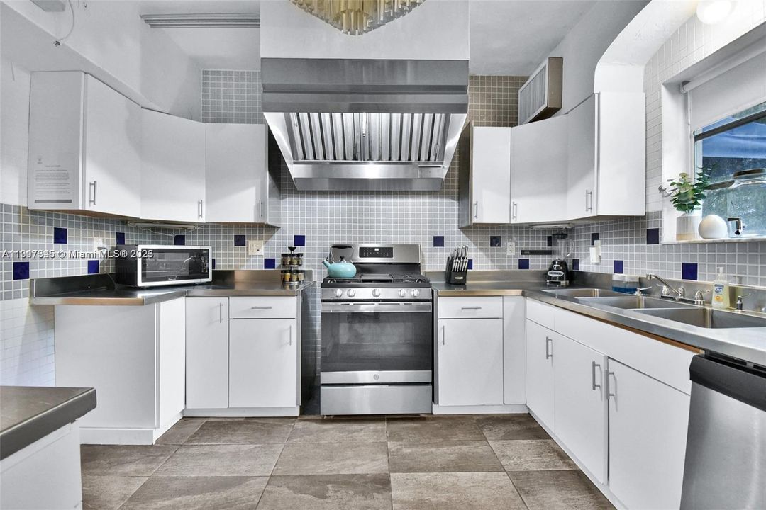 For Sale: $2,900,000 (12 beds, 11 baths, 4689 Square Feet)